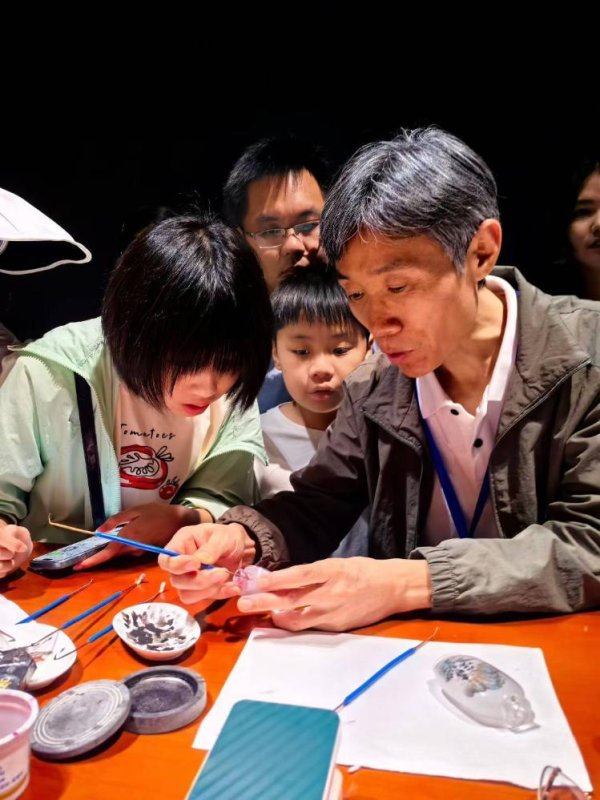 星富优配 在场｜一支笔勾魂摄魄！看鲁派内画如何“圈粉”国博